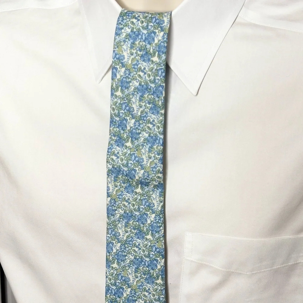 NEW- Class Club Floral Boys Tie